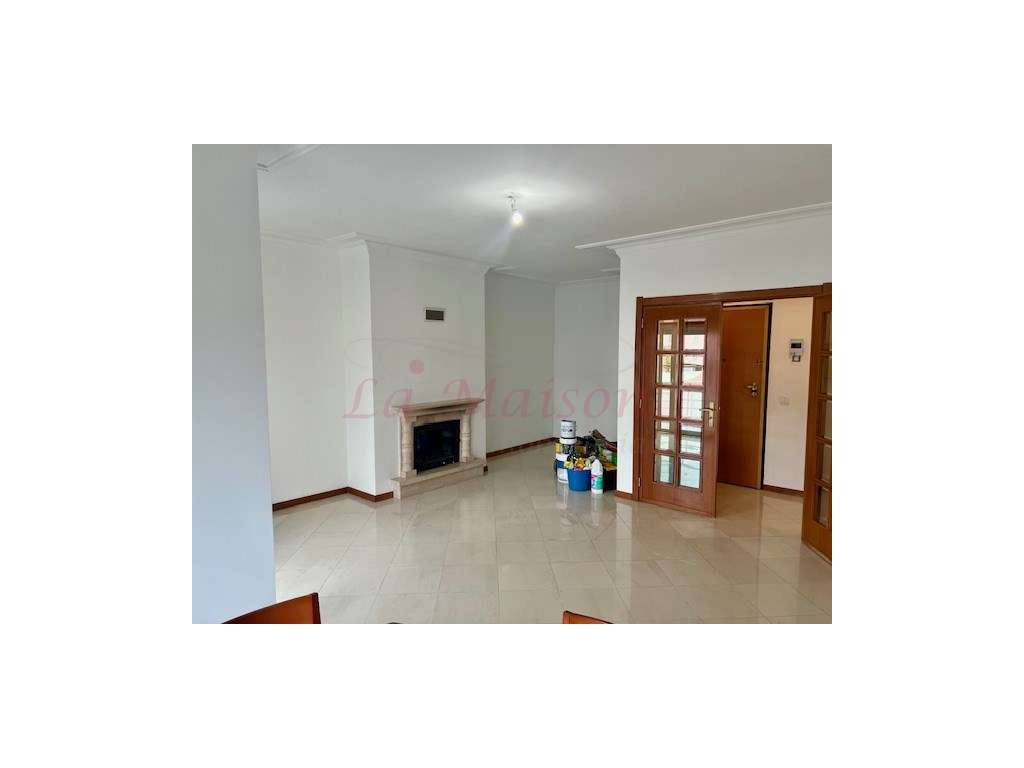 Apartamento T3+1 em Casal de Cambra-12