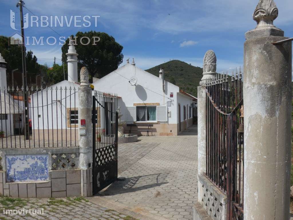 Espectacular quintinha, junto ao IC1 , em S. Marcos da Serra, Silves. - Grande imagem: 5/60