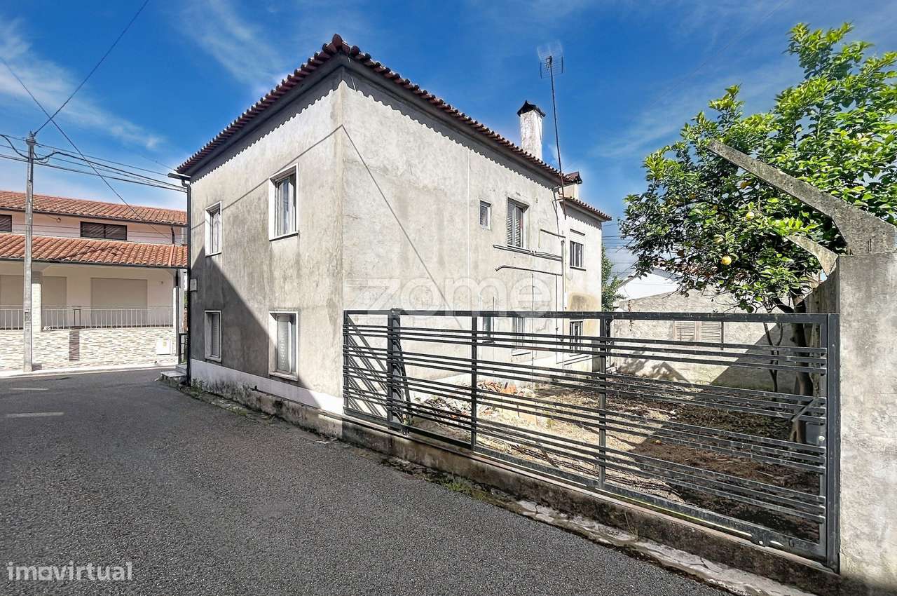 Moradia T4 com jardim e espaço exterior-41