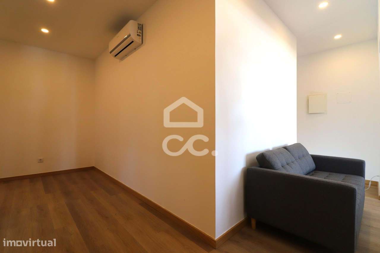 Moradia totalmente remodelada com 6 apartamentos T2 junto à Dias da Si-19