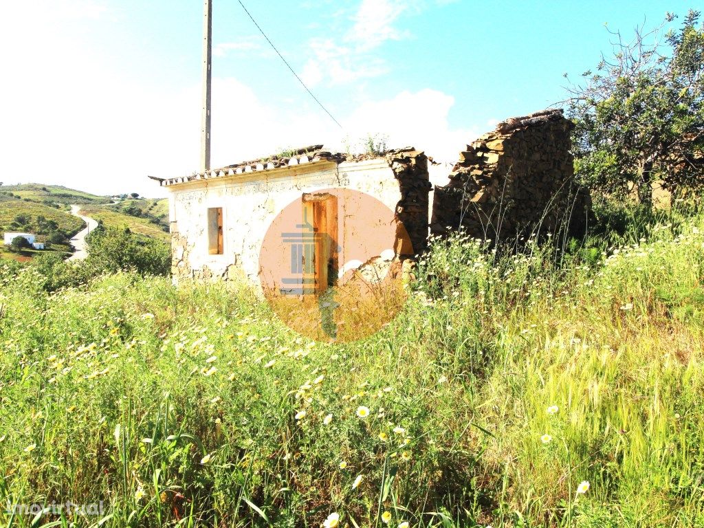 Propriedade com duas ruínas na serra de Conceição de Tavira