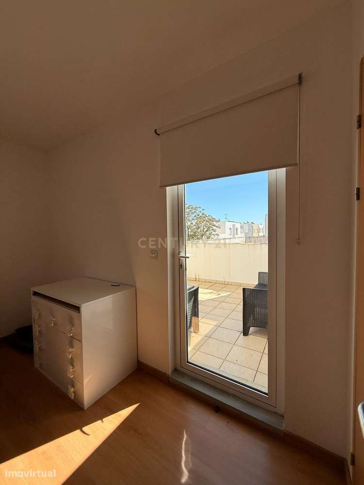 Magnifica T3 com Piscina no Corval-42