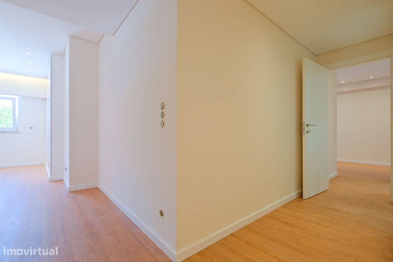 Apartamento T1 com garagem, totalmente remodelado, em condomínio com p-18