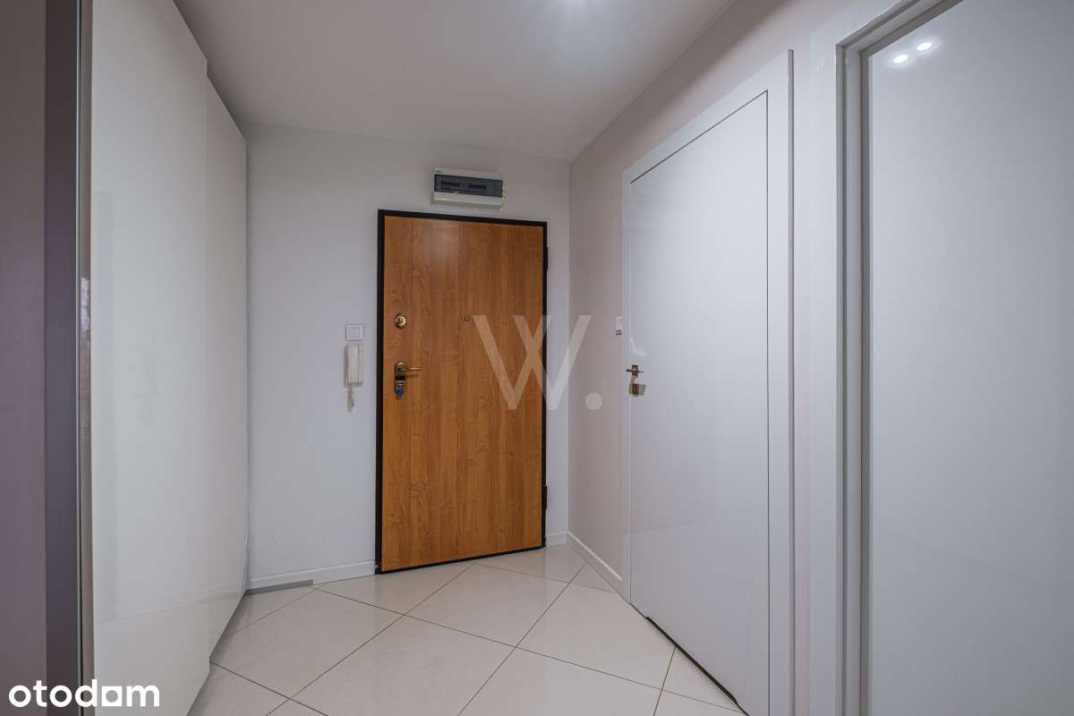 Przestronne, jasne wnętrze z miejscem i komórką.-13