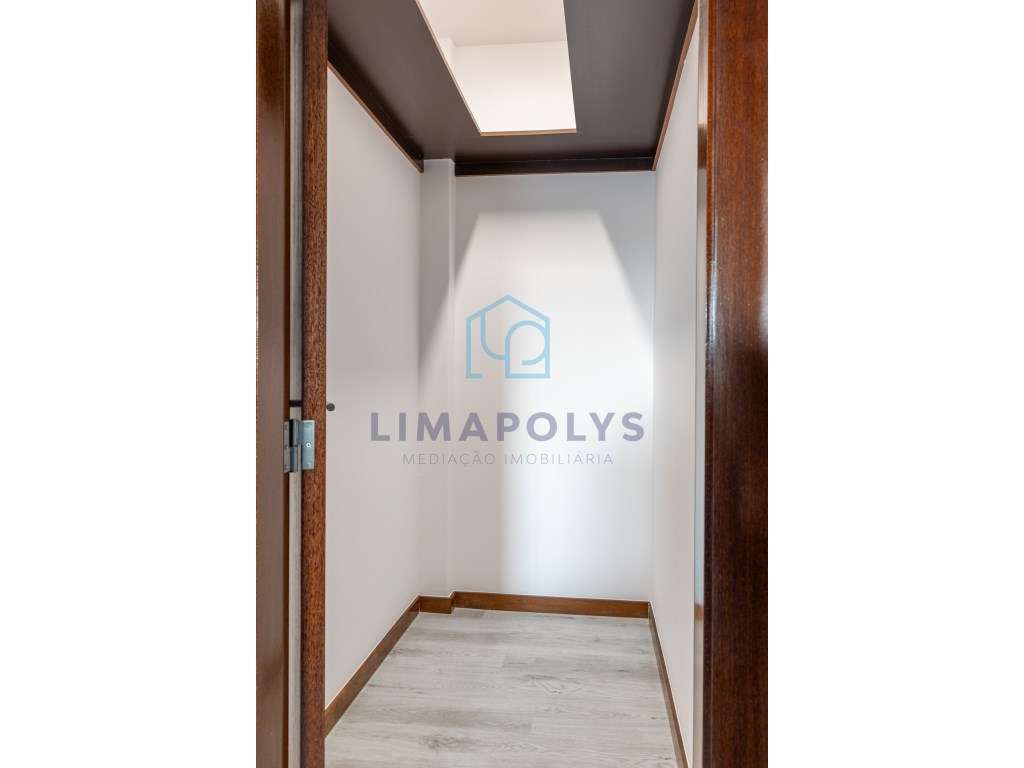 Apartamento T1 renovado com terraço privado-6