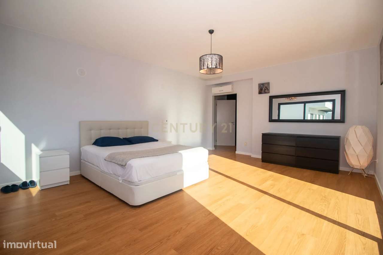 Viva o Luxo à Beira-Mar: Moradia Espetacular T5 com Piscina na Deslumb-52