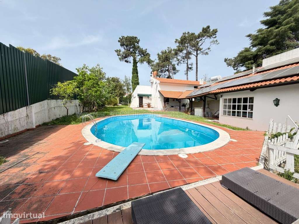 Moradia V4 com jardim relvado e piscina.-7