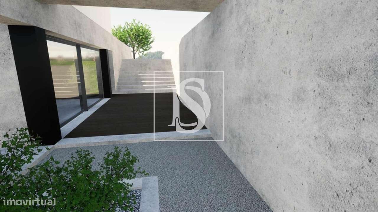 Moradia T4 de três pisos inserido num terreno com 1188m2. Exclente pot-11