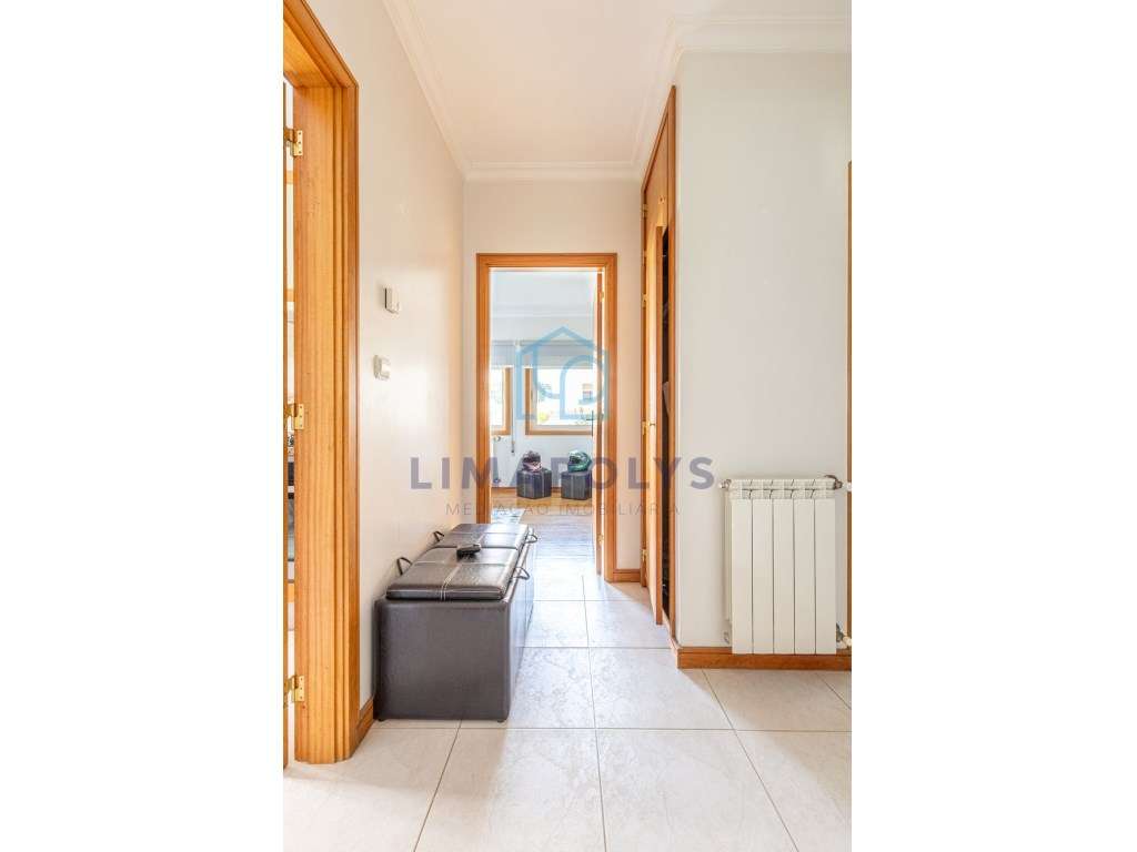 Apartamento T1 com lugar de garagem e arrecadação-9