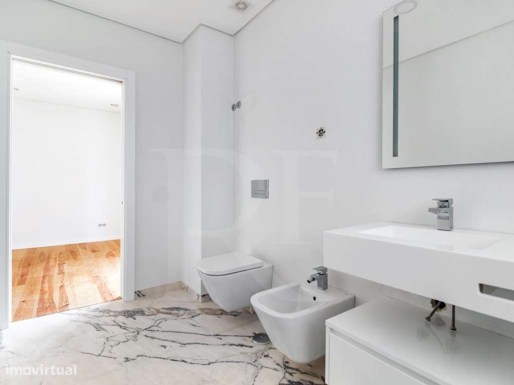 Apartamento T4 com Varanda junto à praia com vista Mar-19