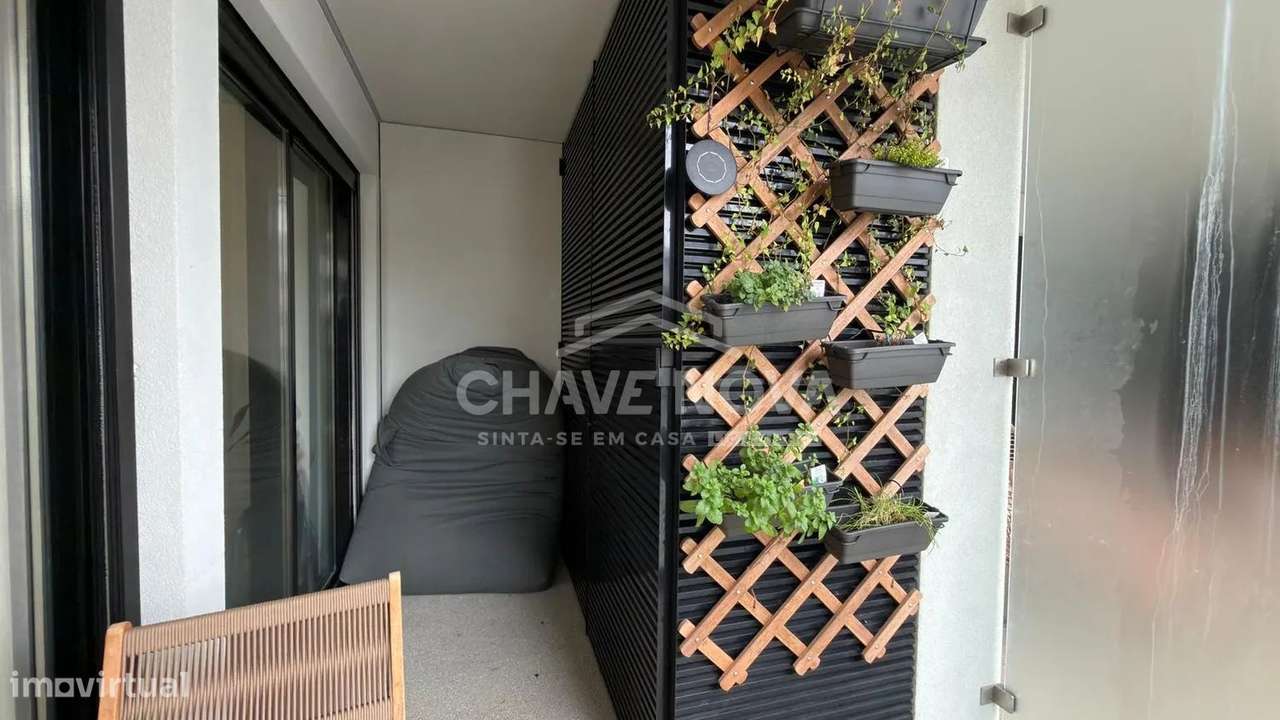 Apartamento T1+1 Como Novo c/ Lugar de Garagem em Santa Marinha (VL8)-13