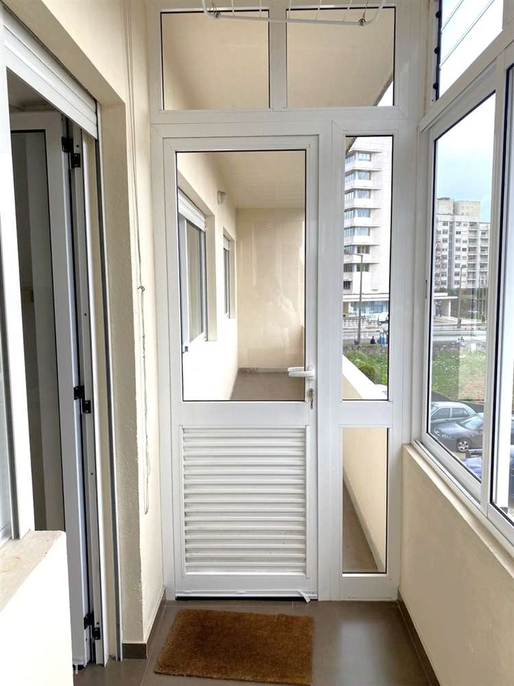 Apartamento T4 c/ varanda renovado à Av. da Boavista-8