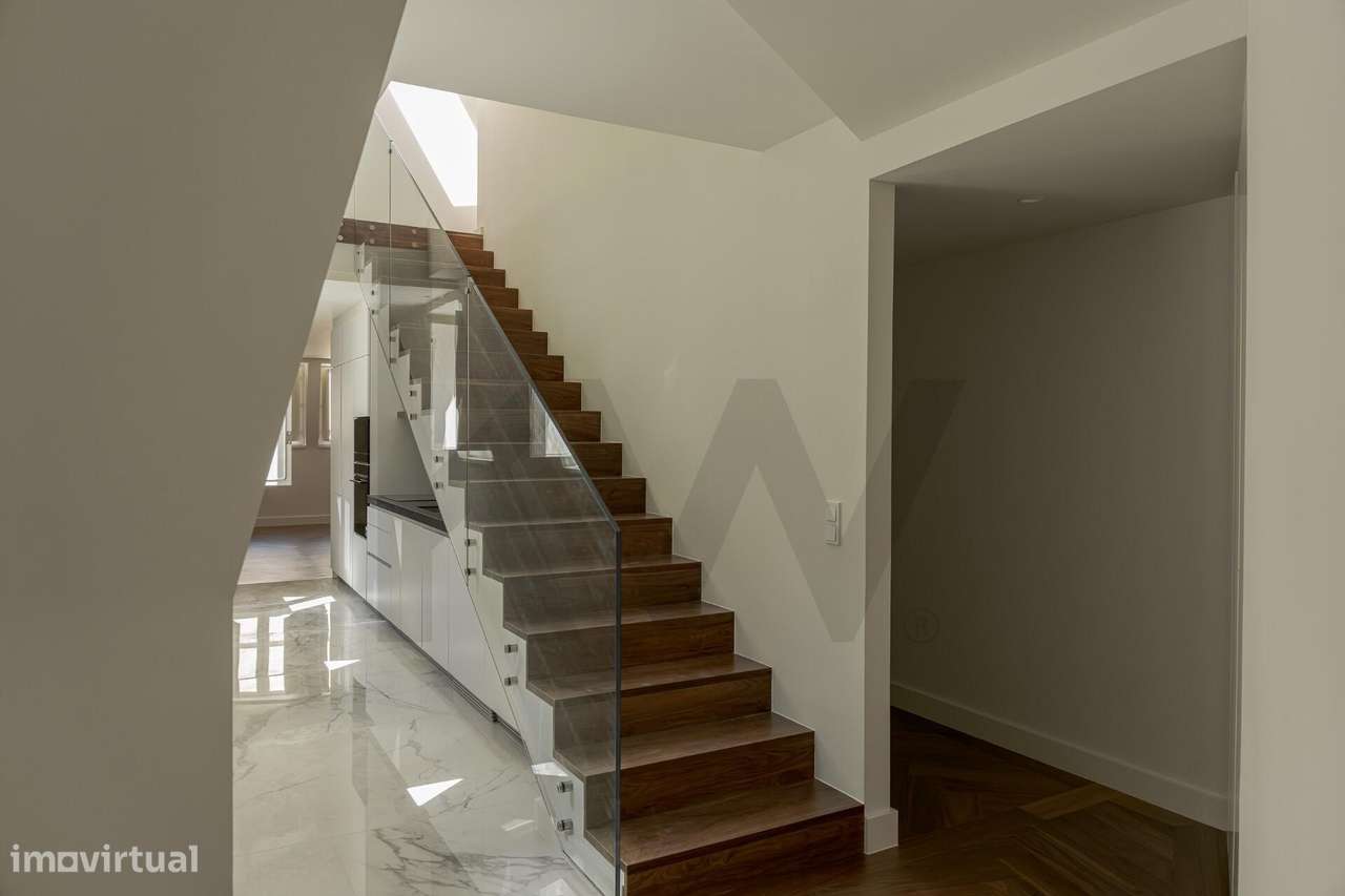 Apartamento Duplex T2+1 com Garagem e Terraço na Estrela-10