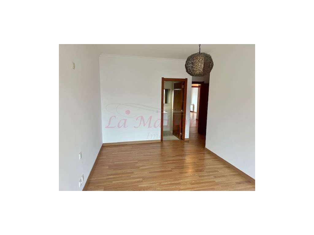 Apartamento T3+1 em Casal de Cambra-28