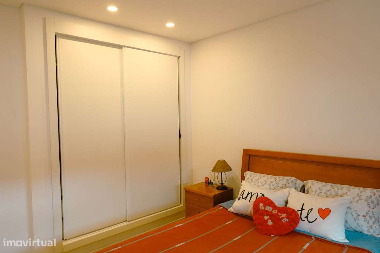 Moradia com espaço exterior e terreno adjacente - Grande imagem: 5/30