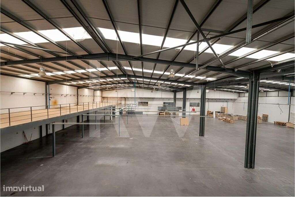 Ótimos Armazéns + Escritórios em Milheirós Maia, Total 2600m2 - Grande imagem: 1/38
