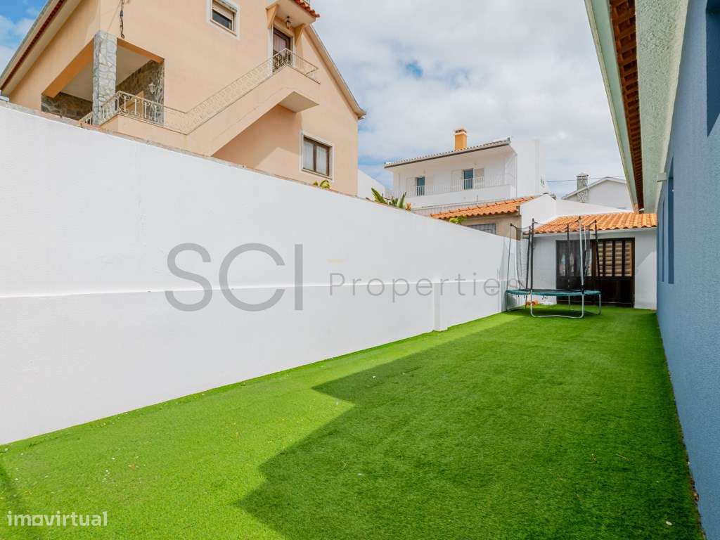 Moradia T3 com piscina nas Quintinhas, Charneca da Caparica. Estilo...-38