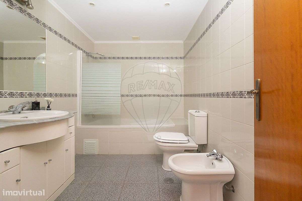 Apartamento T2 com Arrecadação em Paio Pires-30