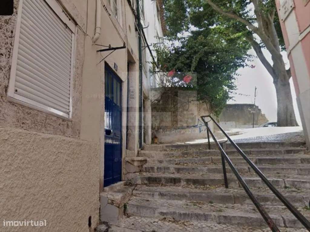 Apartamento T2 na Graça, Lisboa, perto de transportes públicos.-17