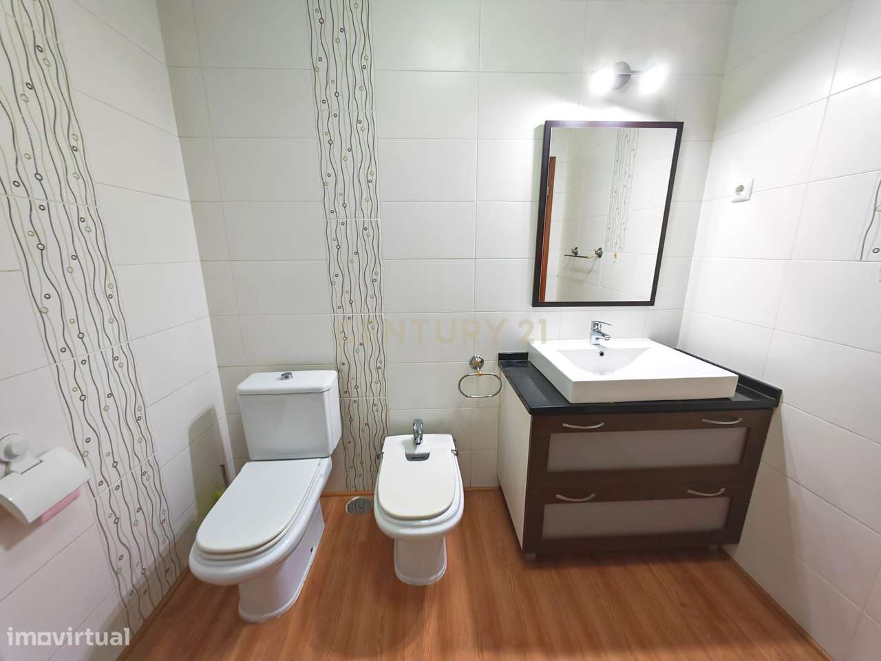 Apartamento T3 renovado recentemente com vista de Rio e Lisboa nos Oli-18