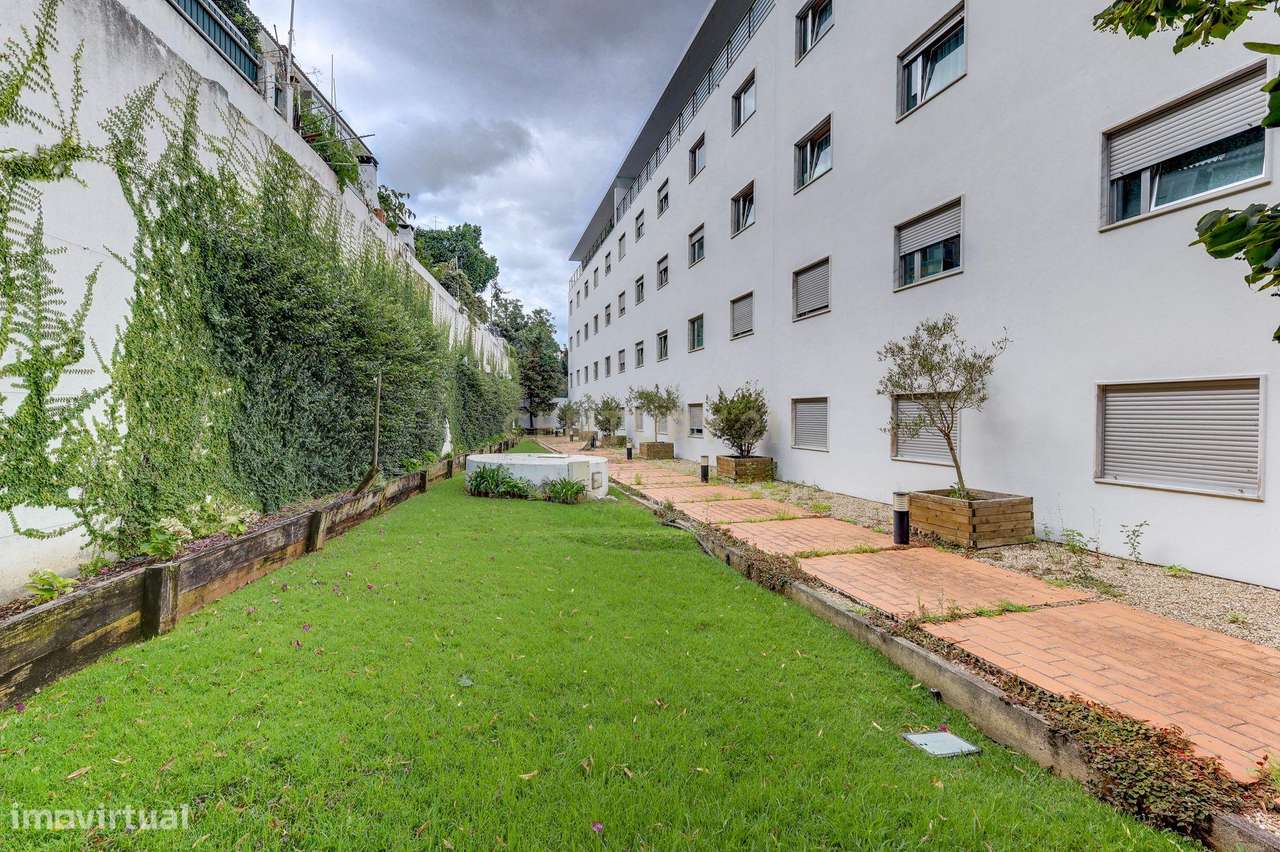 Apartamento T3 com vista panorâmica sobre o Jamor em condomínio fechad-24