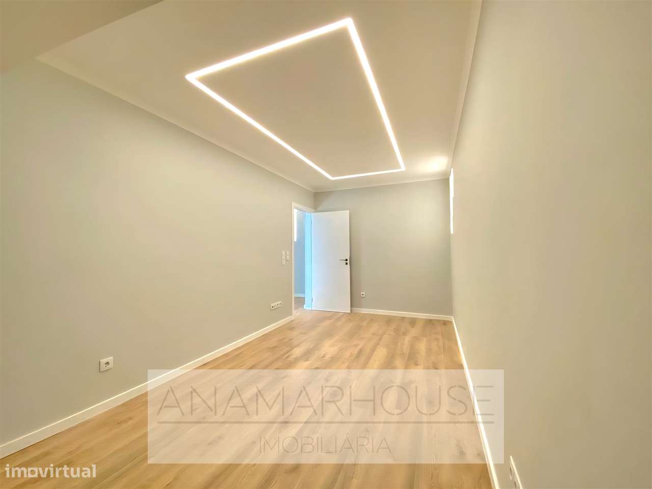 Apartamento T2 com Varanda | Totalmente Remodelado | Amadora-6