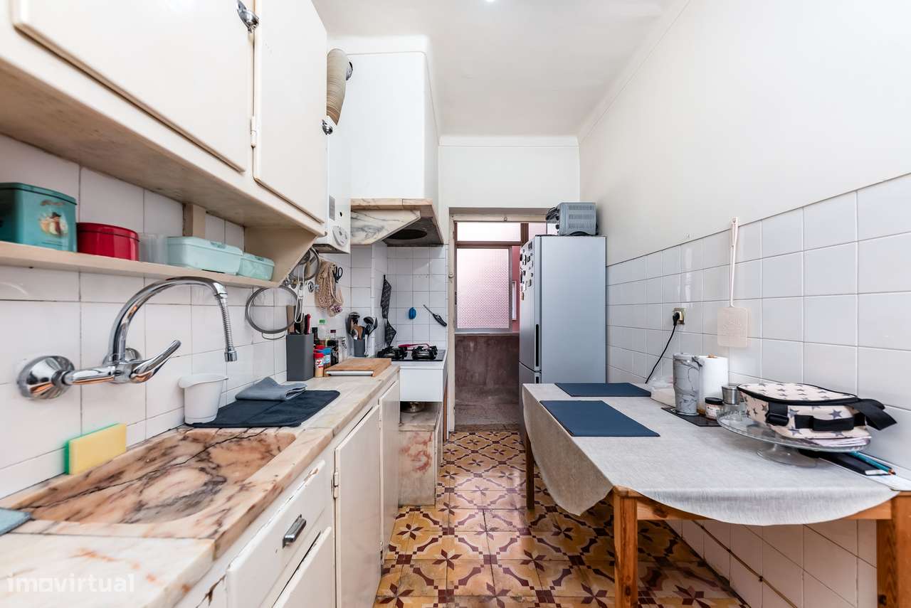 Luminoso Apartamento T2 (com Potencial para T3) na Av. José Elias Garc-14