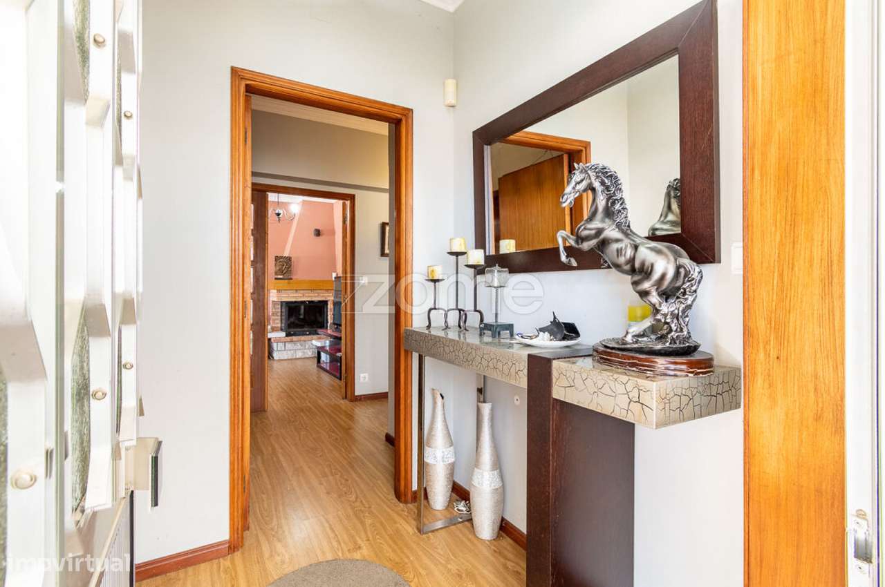 Apartamento T4: A rara combinação de espaço, jardim e garagem - Grande imagem: 2/37