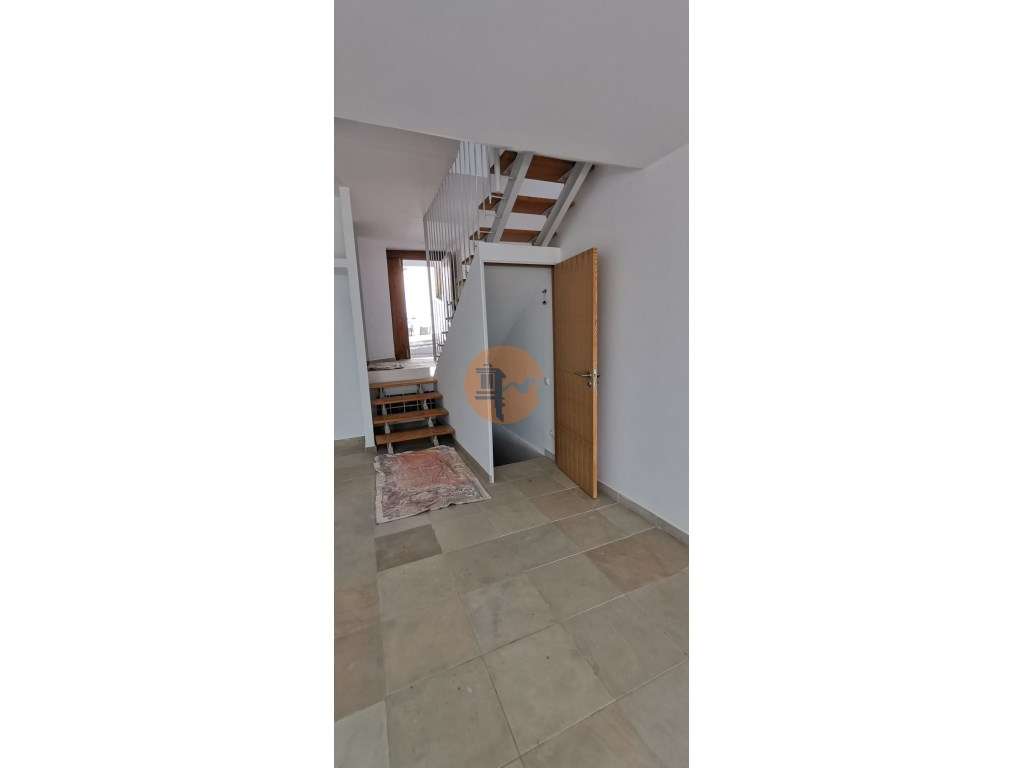 Moradia totalmente renovada numa zona calma onde predomina a habita...-16