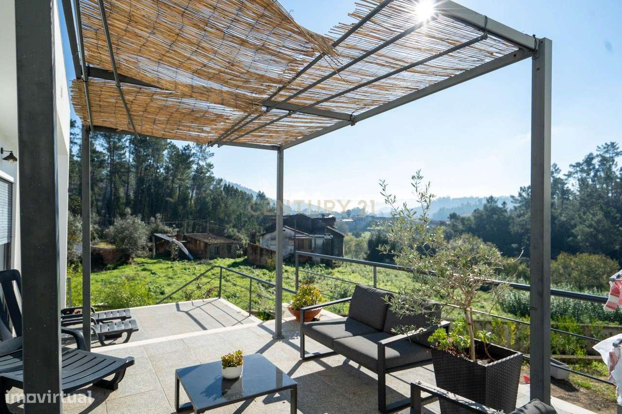 Moradia térrea T3+1 com linhas modernas,varandas,churrasco,jardim,gara-20