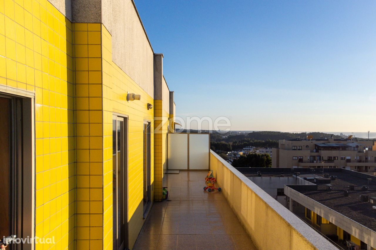 Apartamento T2 à venda com terraço e vista mar - S. Félix da Marinh...