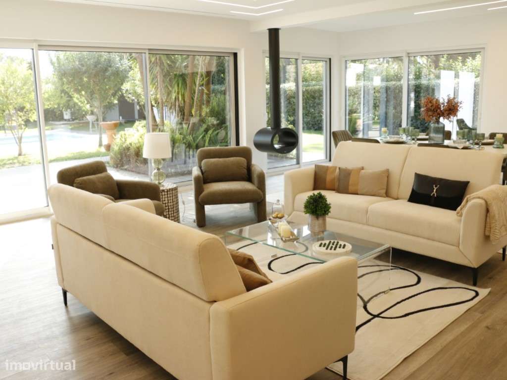 Moradia T4 com Jardim Privado e Piscina na Aroeira-4