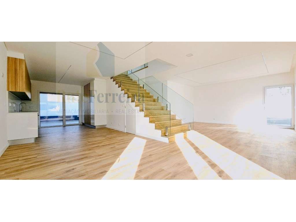 Espetacular Moradia T4 Nova, com Garagem e Logradouro!-9