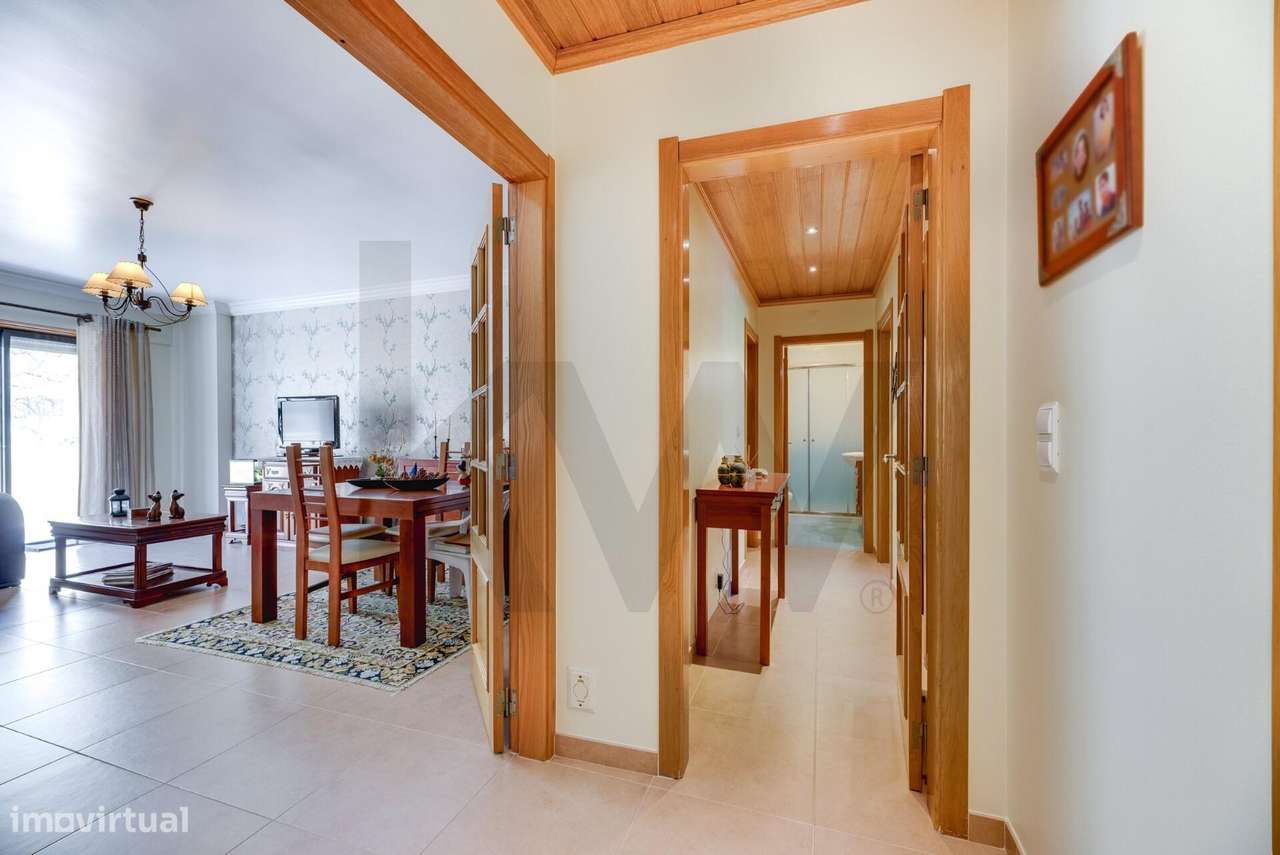 Apartamento T3 | Terraço, Box e Arrecadação | Urbanização da Ribeirada - Grande imagem: 3/41