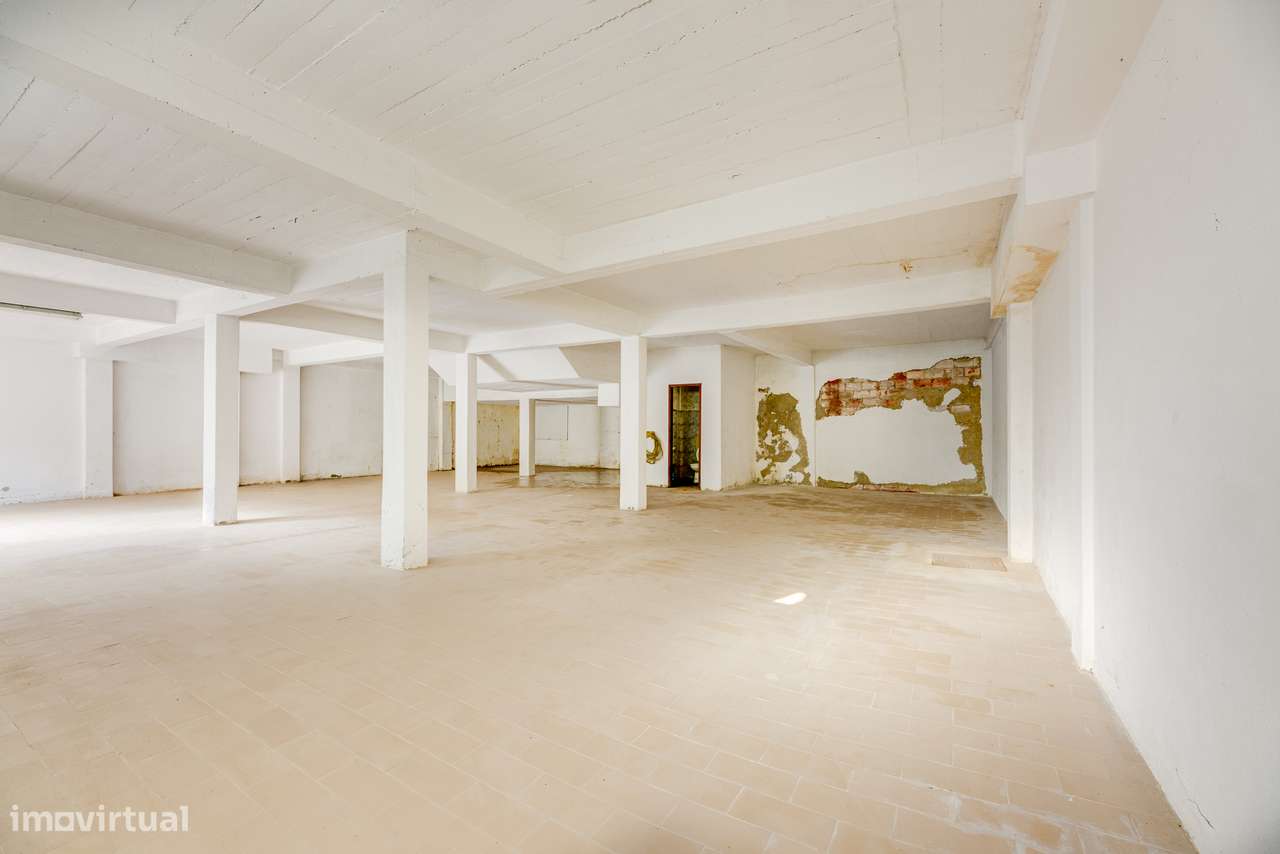 ARMAZÉM COM 180M2 | AMPLO E VERSÁTIL | CASA DE BANHO | QUELUZ - Grande imagem: 3/13