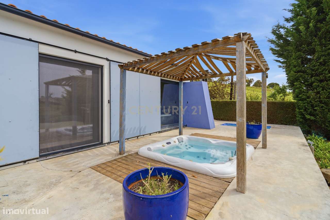 Quintinha T4 com edificação contemporânea no coração do Oeste, com ter-29