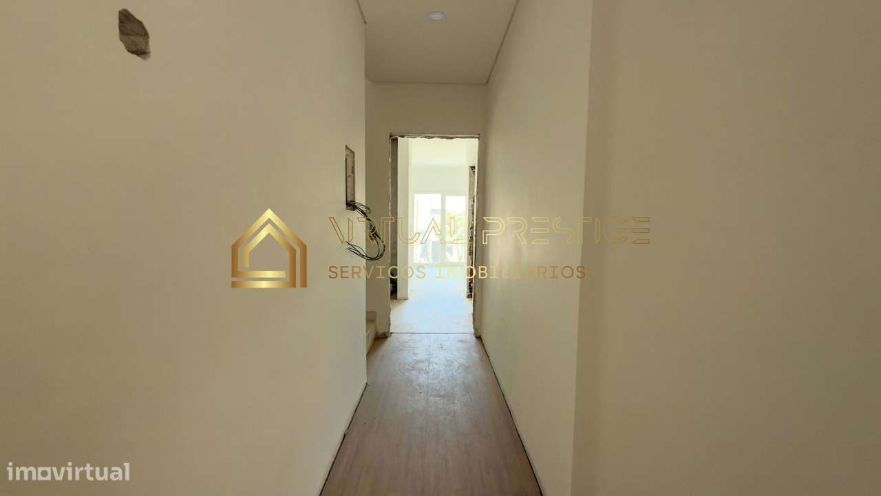 Moradia T4 triplex de gaveto | 2 suítes c/ closet | lareira | Fernã...-7