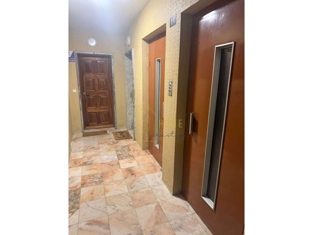 Fantastico T2 com Elevador em Massamá-13