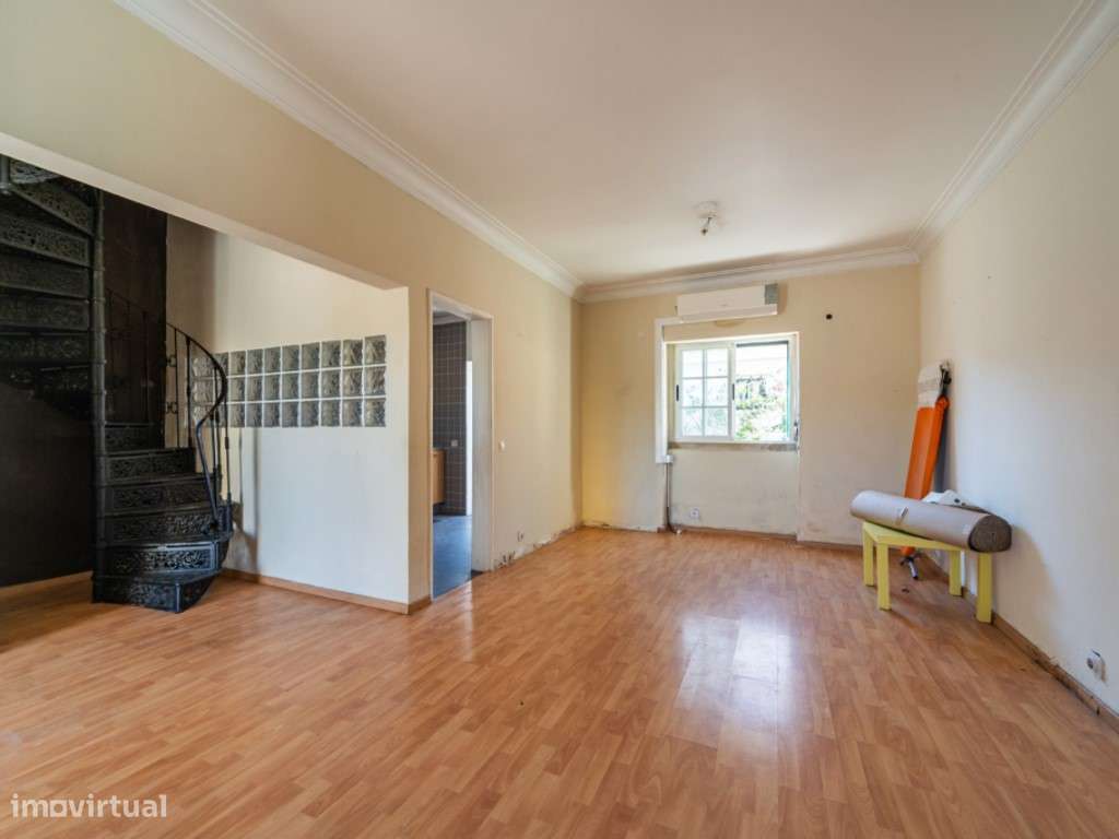 Moradia geminada de esquina em Caselas, com jardim e projecto aprovado-4