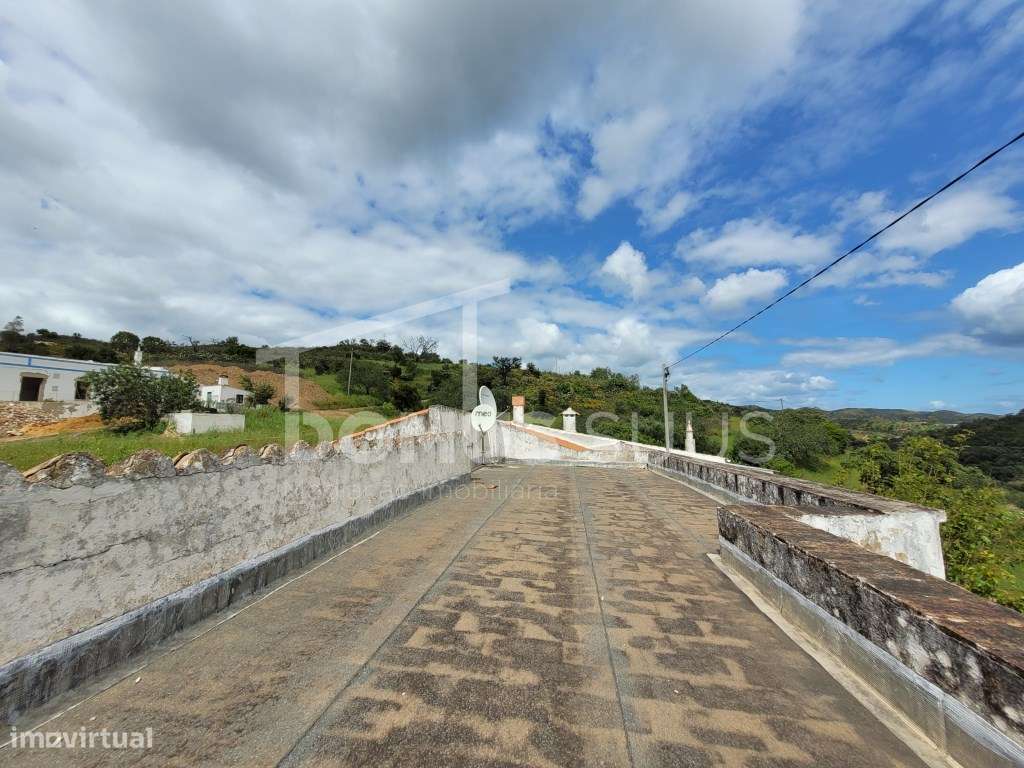 Moradia térrea localizada em zona calma-14