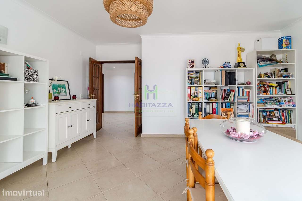 Apartamento T3 no último Piso, com 3 Frentes e Vistas Desafogadas em L-4