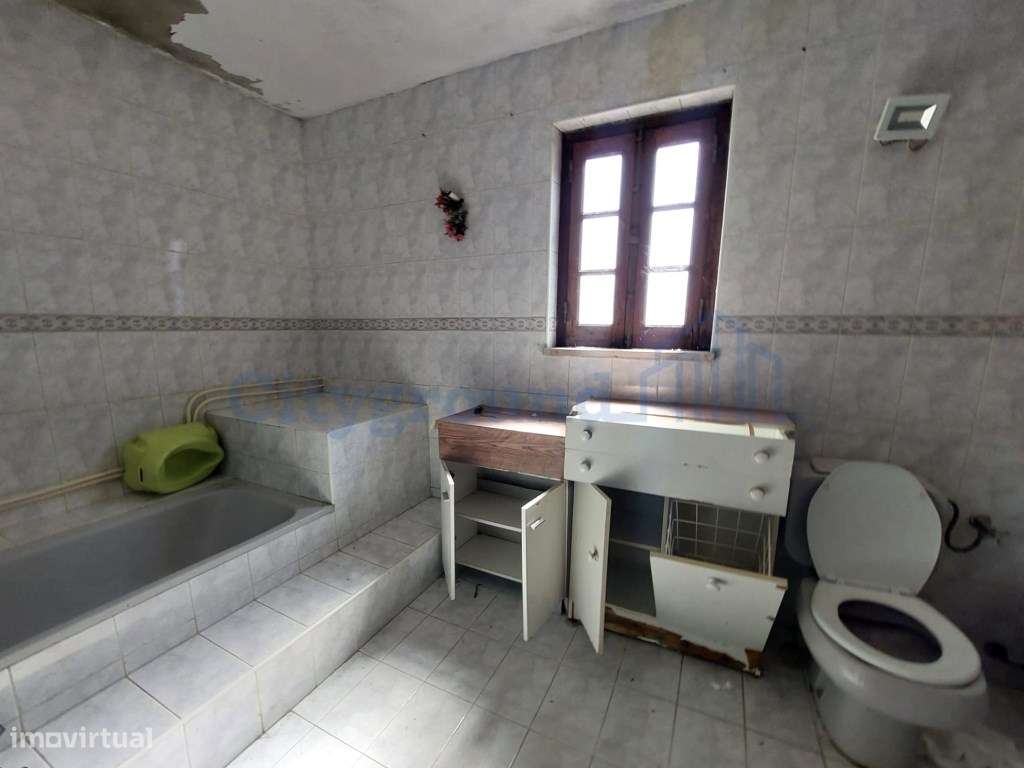 Moradia com armazém, terraço e pátio para recuperação-8