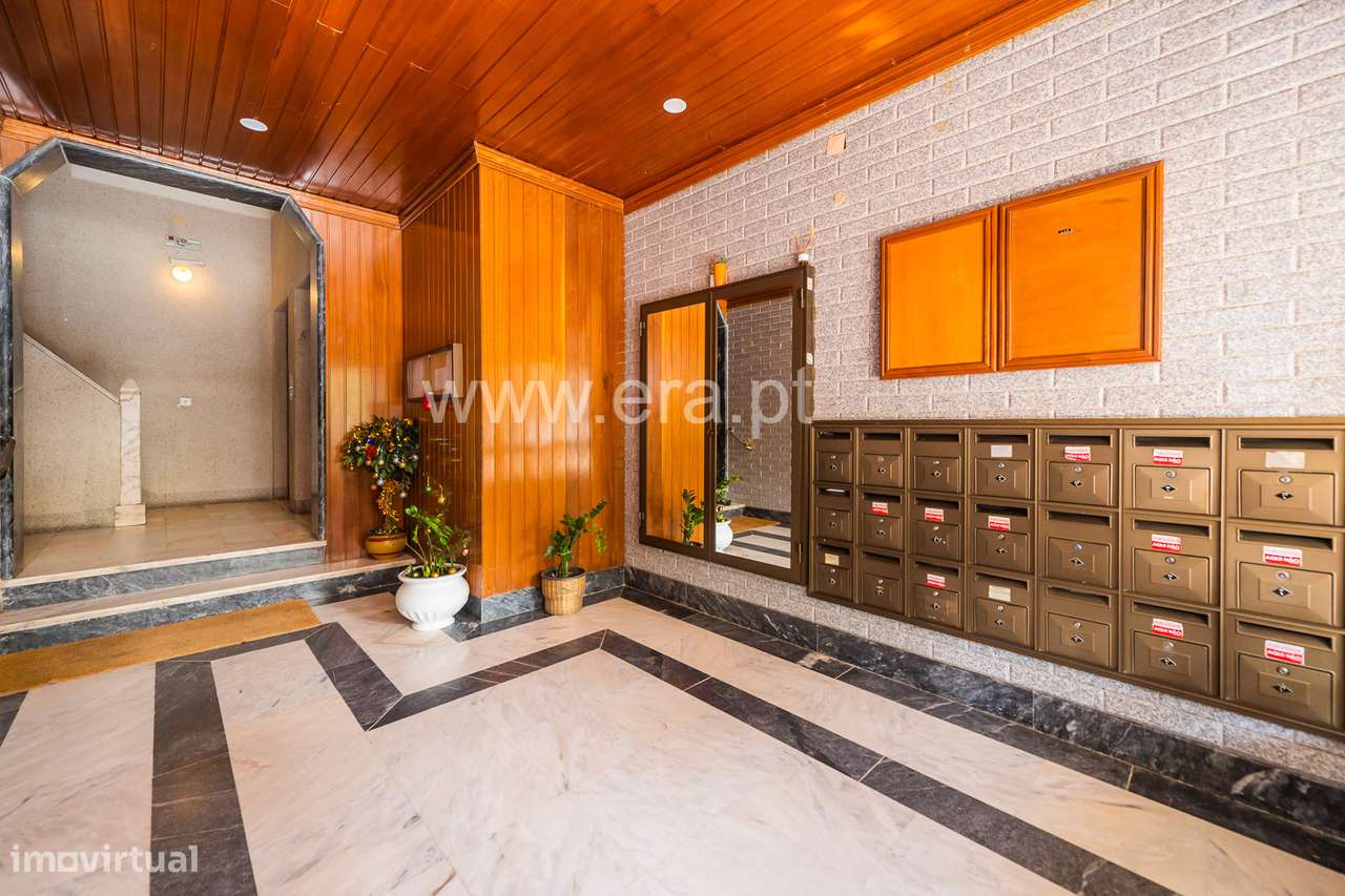 Apartamento T2 com Excelente Luminosidade e Localização – Massamá-26