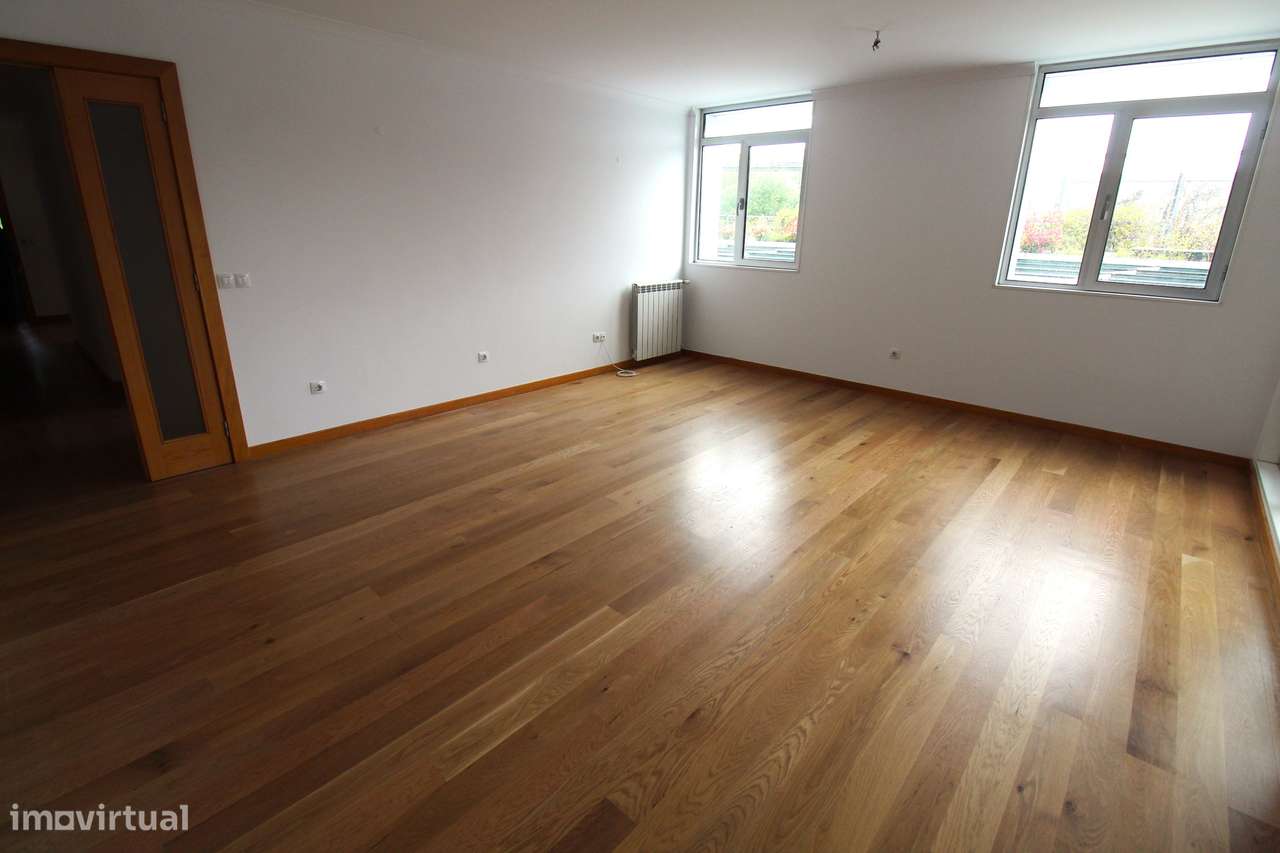Apartamento T2 com Terraço – Zona do Fórum Viseu-3