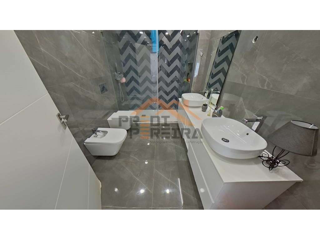 Moradia T3, situada no Casal da Silveira, em Famões-28