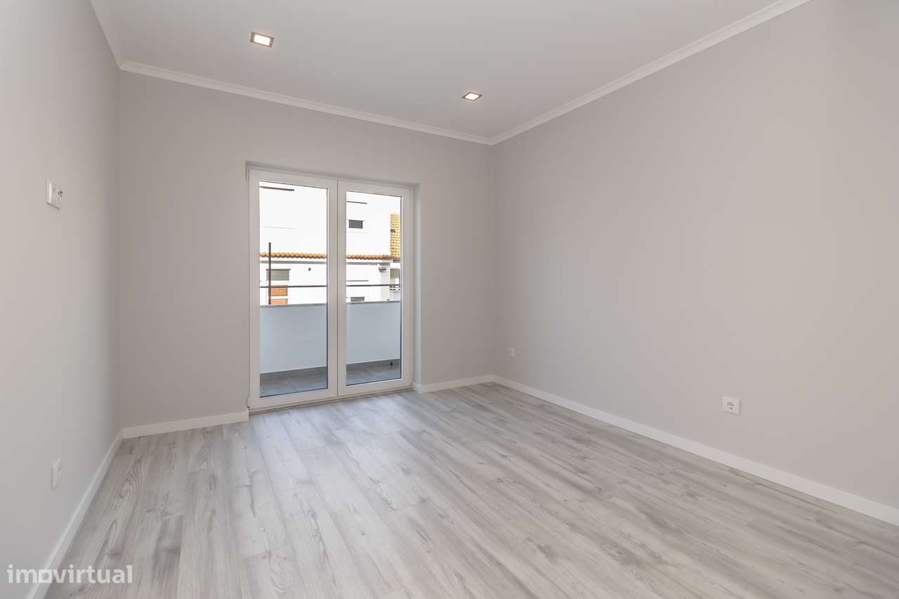 Arrendo Apartamento T2 remodelado- Casal do Marco, P Pires – 825 Eur - Grande imagem: 3/15