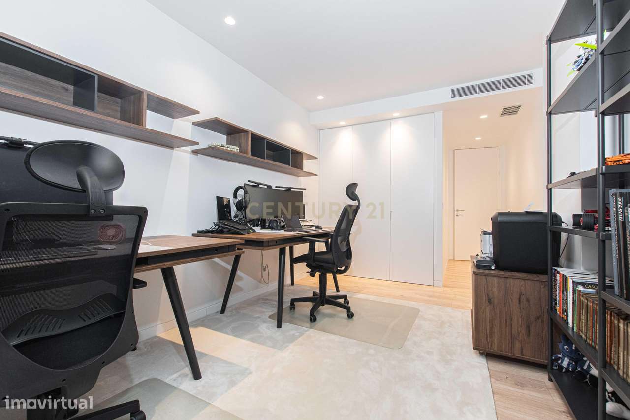 T4 Exclusivo com Terraço e Box para 2 Carros no Jardim da Amoreira-22