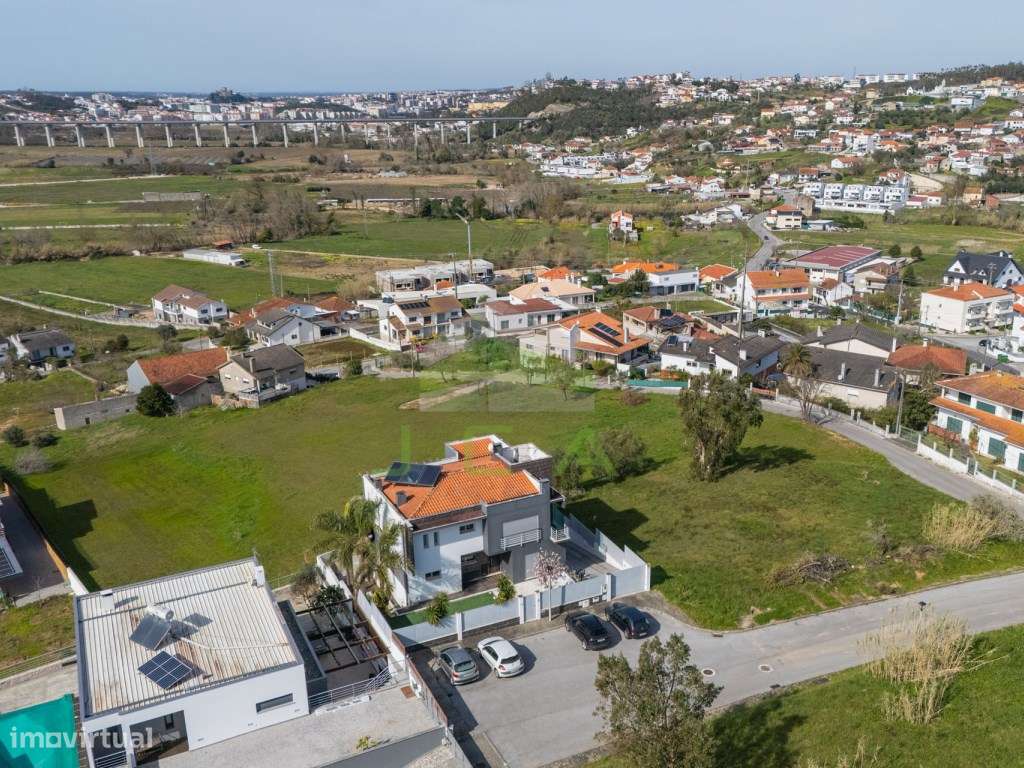 Moradia V4 isolada a 3min de Leiria-54