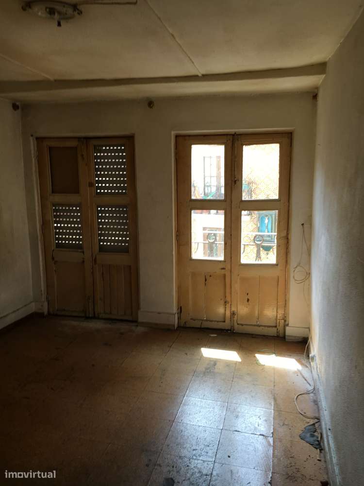 Vende-se Prédio para resuperar-8