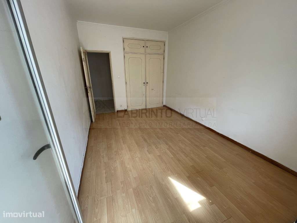 Vende-se T2 com varandas e arrecadação em Oeiras-9
